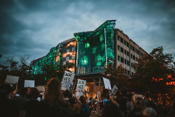 Personnalisez votre plaque funéraire avec style et qualité