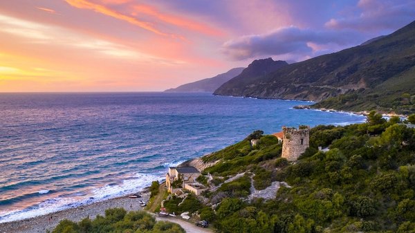 Quelles sont les spécificités du marché immobilier en Corse par rapport au continent?