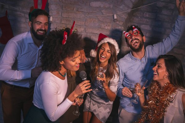 Comment organiser une soirée de karaoké thématique inspirée des années 90 ?